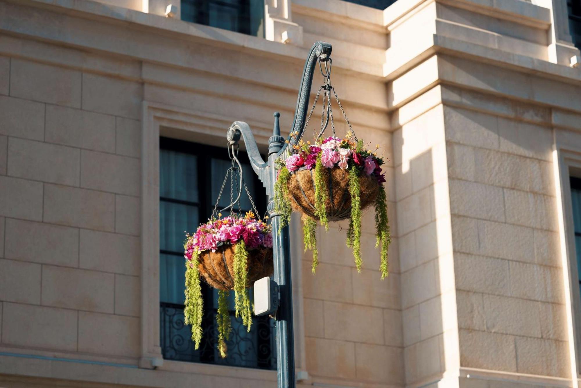 Mansard Riyadh, A Radisson Collection Hotel Екстериор снимка Hanging baskets in the UK