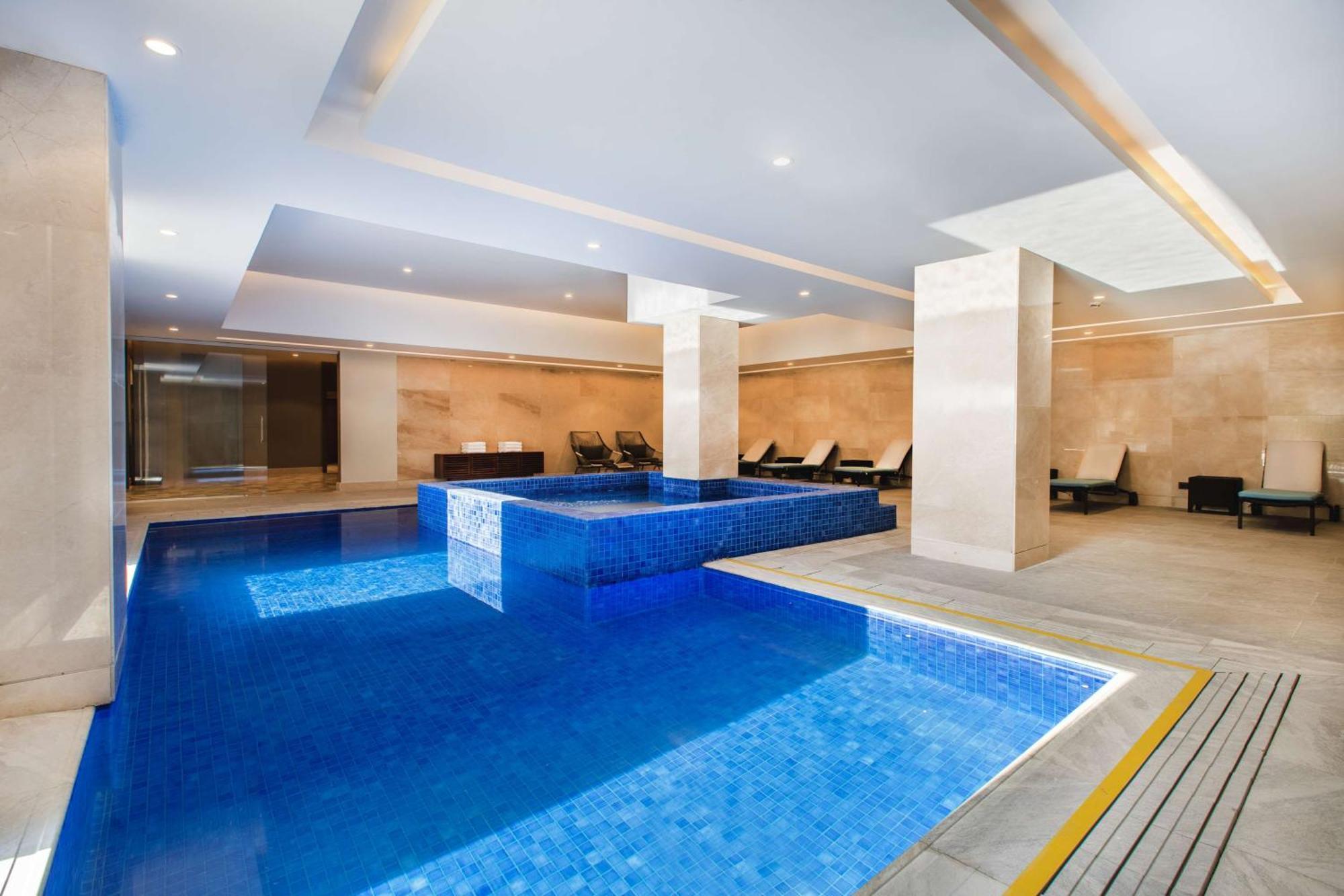 Mansard Riyadh, A Radisson Collection Hotel Екстериор снимка Indoor pool